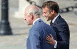 Le président français Emmanuel Macron (d) et le roi Charles III sous l'Arc de Triomphe à Paris, le 20 septembre 2023