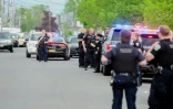 Présence policière le 14 mai 2022 à Buffalo dans le nord de l'Etat de New York après une tuerie à caractère raciste dans un supermarché de la ville qui a fait 10 morts, dont une majorité de personnes noires.