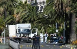 Des enquêteurs autour du camion le 15 juillet 2016 à Nice au lendemain de l'attentat