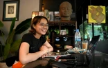 Leakhena, vendeuse chez un fournisseur d'internet, lors d'une interview avec l'AFP dans un café à Phnom Penh, le 17 juillet 2025 au Cambodge