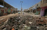 Un civil syrien passe devant un cratère causé par un obus après que les forces gouvernementales syriennes ont repris le village de Ghariyah ash Sharqiyah aux rebelles, dans la province de Deraa, le 4 juillet 2018