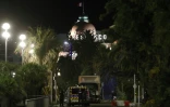 La police entoure le camion du meurtrier de la promenade des Anglais Ă Nice, le 14 juillet 2016