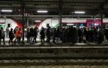 Des usagers attendent sur le quai un Transilien à Asnières-sur-Seine, au nord-ouest de Paris, le 27 novembre 2019
