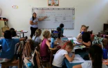 Une enseignante donne un cours à des enfants étrangers dans une école bilingue, le 25 avril 2023 à San Juan del Sur, au Nicaragua
