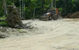 Une pelleteuse procède à des opérations de déblayage sur des terres forestières dans le cadre de grands travaux sur l'île de Grande Nicobar, dans l'archipel indien des Andaman-et-Nicobar, le 26 mars 2026 