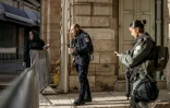 Barrage de la police israélienne filtrant les accès à l’église du Saint-Sépulcre où  est célébrée la messe de Pâques, à huis clos en raison de la guerre, dans la vieille ville de Jérusalem, le 5 avril 2026 