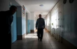 Des patients dans un couloir de la pension neuropsychiatrique pour hommes de Novo-Bilytsky, le 12 mars 2022 dans les environs de Kiev