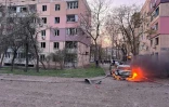 Photo diffusée sur le canal Telegram officiel du président ukrainien Volodymyr Zelensky, le 4 avril 2025, montrant une voiture en feu près d'immeubles endommagés par une frappe de missile russe à Kryvyi Rig, dans la région de Dnipropetrovsk