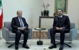 Photo fournie par l'agence de photo libanaise Dalati et Nohra le 19 décembre 2019 montrant le président libanais Michel Aoun (G) et le Premier ministre sortant Saad Hariri (D), dans le palais présidentiel à Baabda, à l'est de la capitale Beyrouth