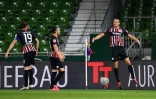 La joie de Stefan Ilsanker (d), de l'Eintracht Francfort, qui célèbre à distance et devant des tribunes vides avec ses coéquipiers son but en Bundesliga contre le Werder Brême le 3 juin 2020 à Brême