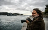 Le "chasseur de navires" Yoruk Isik photographie le navire de guerre russe Nikolaï Flichenkov traversant le Bosphore, le 18 octobre 2016 à Istanbul