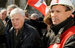 Guy Bedos (g) au côté du représentant CGT des ouvriers d'ArcelorMittal, Yves Fabbri, le 12 mars 2012 à Florange (Moselle)