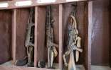 Armes confisquées visibles dans l'armurerie de la base anti-braconnage du parc national Zah Soo à Binder, dans le sud-ouest du Tchad, le 12 juin 2024