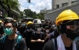 Des centaines manifestants se dirigent vers le siège du gouvernement local, le 21 juin 2019 à Hong Kong