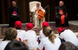 Le pape François lors d'une réunion avec des jeunes au Vatican, le 28 mai 2016 montre le gilet de sauvetage d'un jeune qui s'est noyé en Méditerranée en tentant de rejoindre l'Europe