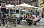 Des habitants de Codogno (sud-est de Milan) aux terrasses le 20 mai 2020