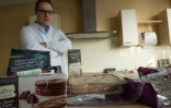 Le directeur français d'ABCD Nutrition, Bruno Pierre, pose devant ses produits sans gluten à Roye, le 7 janvier 2016