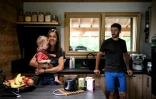 La traileuse et vétérinaire française Anne-Lise Rousset, en compagnie de son fils Faustin et de son mari et coach de l'équipe de France, Adrien Séguret, le 5 juin 2022 dans leur maison près d'Annecy
