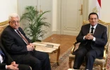 Le président égyptien Hosni Moubarak (d) et le président palestinien Mahmoud Abbas en septembre 2010 au Caire