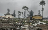 Vue sur la zone où se trouvait autrefois le camp de personnes déplacées de Kanyaruchinya désormais abandonnée et vide, avec des objets éparpillés, à Goma le 1er février 2025