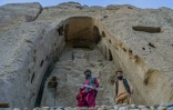 Des talibans devant le site où se trouvait la statue du Bouddha Shahmama avant d'être détruite par les talibans en mars 2001, dans la province de Bamiyan à l'ouest de Kaboul, le 2 octobre 2021