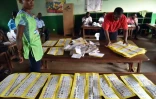 Dépouillement des bulletins de vote le 30 décembre 2015 à Bangui