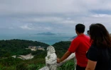 Des personnes regardent la vue depuis un point d'observation du canton de Nangan, dans les îles Matsu, contrôlées par les autorités taïwanaises, le 15 octobre 2024, au lendemain d'exercices militaires menés par la Chine autour de Taïwan