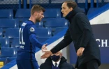 L'entraîneur allemand de Chelsea, Thomas Tuchel (d), félicite son attaquant Timo Werner lors de la demi-finale retour de la Ligue des champions contre le Real Madrid, à Londres, le 5 mai 2021