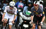 Tadej Pogacar dépasse l'Américain Quinn Simmons dans l'ascension du Passo Di Ganda, lors du Tour de Lombardie, le 11 octobre 2025