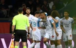 Le défenseur de l'OM William Saliba fêté par ses coéquipiers avant l'annulation de son but par la VAR, lors du choc contre le PSG, le 17 avril 2022 au Parc des Prince