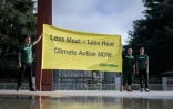"Moins de viande = moins de chaleur, Action pour le climat maintenant" sur une banderole brandie par des militants de Greenpeace, le 8 août 2019 à Genève, avant la publication du rapport du Giec sur le climat et les terres