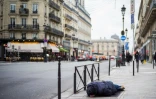Une personne sans-abri dort dans la rue à Paris le 16 janvier 2017 