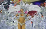 Une danseuse de l'école de samba "Salgueiro" défile sur le sambodrome, lors de la première nuit du Carnaval de Rio, au Brésil