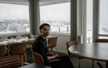 Le chef Habi Khaliqdad dans la salle de restaurant de l'hôtel Arctic, à Ilulissat, au Groenland, le 18 mars 2026