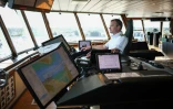 Le capitaine Will Whatley sur le pont du RRS Sir David Attenborough, amarré au port international de Harwich, dans l'est de l'Angleterre, le 6 octobre 2025, avant le départ du navire pour entreprendre des recherches dans l'Antarctique.