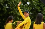 Le vainqueur du Tour de France, le Britannique Chris Froome pose sur le podium aux Champs-Elysées, le 23 juillet 2017  