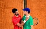 Jannik Sinner et Novak Djokovic après leur demi-finale de Roland-Garros à Paris le 6 juin 2025