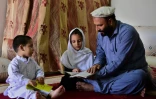 Réfugié afghan au Pakistan, Ashiqullah Jan et ses enfants à son domicile à Peshawar le 29 septembre 2018
