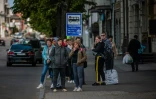 Des habitants de Kharkiv (Ukraine) attendent le bus après la remise en service des transports en commun, le 16 mai 2022