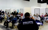 Un membre des marins-pompiers de Marseille dans une salle d'attente pour les vaccinations contre le Covid-19, Ă Marseille, le 19 avril 2021