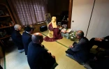 Kaichi Watanabe, un moine bouddhiste (D) lors d'une cérémonie à domicile à Funabashi, une banlieue de Tokyo le 10 novembre 2016