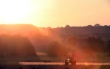 Un fermier français utilise le désherbant Roundup dans ses champs à Saint Germain-sur-Sarthe le 16 septembre 2019