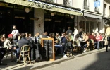 Des clients installés au soleil à une terrasse de café à Paris, le 19 mai 2021