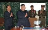Photo diffusée le 25 août 2019 par l'agence nord-coréenne Kcna du dirigeant nord-coréen Kim Jong Un (c) lors d'un test de lance-missiles multiples, le 24 août 2019 en Corée du Nord