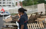Une femme pompier près d'une barricade lors d'une grève générale à Fort-de-France le 27 novembre 2021