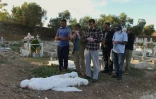Inhumation par des volontaires le 30 septembre 2015 dans le cimetière de de l'île grecque de Mytilène, d'une fillette qui s'est noyée et dont les parents n'ont pas pu être retrouvés
