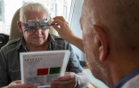 Yves Thevenoux (D), un opticien itinérant du Cantal, accueille des patients le 24 juillet 2019 à Montsalvy dans son camping-car aménagé