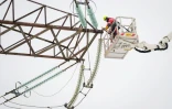 Des techniciens sont sur le point de déconnecter la principale ligne électrique entre la Lettonie et la Russie, le 8 février 2025 à Vilaka, en Lettonie, près de la frontière russe
