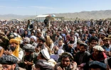Des Afghans assistent aux funérailles de proches tués dans une frappe de l'armée pakistanaise, le 18 octobre 2025 dans la province de Paktika, dans l'est du pays 