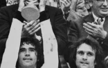Le 7 juillet 1974 à Munich en Allemagne de l'ouest Gerd Muller soulève le trophée de la Coupe du monde de football après la vicoire de la RFA contre les Pays-Bas. 